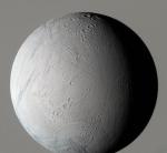 Snímek Saturnova misíce Enceladus poízený sondou Cassini pi tisném piblížení 9. bezna 2005.