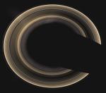 Snímek planety Saturn z výšky 60° nad rovinou prstenců.