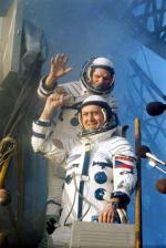 Poslední pozdrav Vladimíra Remka před startem. Autor: Archiv ruského kosmického programu.