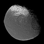 Měsíc Iapetus, zdroj: APOD (http://antwrp.gsfc.nasa.gov/apod/)