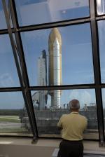 P�eprava raketopl�nu Atlantis na startovac� rampu 4. z��� 2008. Pohled z St�ediska ��zen� start� (LCC).