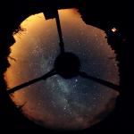 Astronomická expedice - Autorem fotografie je skupina digitální fotografie a jedná se o snímek mléčné dráhy pomocí celooblohové komory.