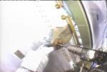 Záběr z kosmické vycházky, astronaut upevňuje nový nosník