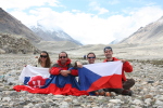 Společné foto s vlajkami pod Everestem. Autor: Petr Skalák