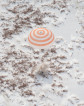 Návratový modul Sojuzu dosedá do zasněžené stepi