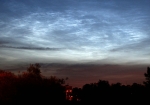 Noční svítící oblaka nad Bratislavou. Foto Miroslav Grnja.