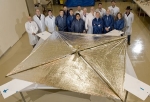 Tým a jejich dílo – pozemní test rozvinutí plachet. Zdroj: NASA.