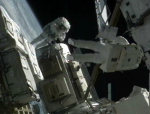 Záběr z výstupu, zachycující oba aktéry. Autor: NASA
