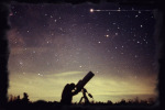 Pozorování dalekohledem. Zdroj: Sunsetastronomicalsociety.com.