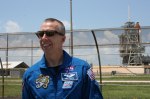 Velmi překvapivé bylo setkání s posádkou. Na snímku Andrew Feustel před raketoplánem Endeavour 28. dubna, den před plánovaným startem.