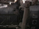 Drew Feustel uklízí pracoviště na modulu Destiny. Autor: TV NASA