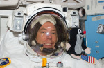 První foto Krtečka v raketoplánu (s astronautem A. Feustelem)