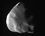 Saturnův měsíc Helene na snímku ze sondy Cassini