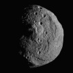 Část povrchu planetky Vesta na snímku ze sondy DAWN