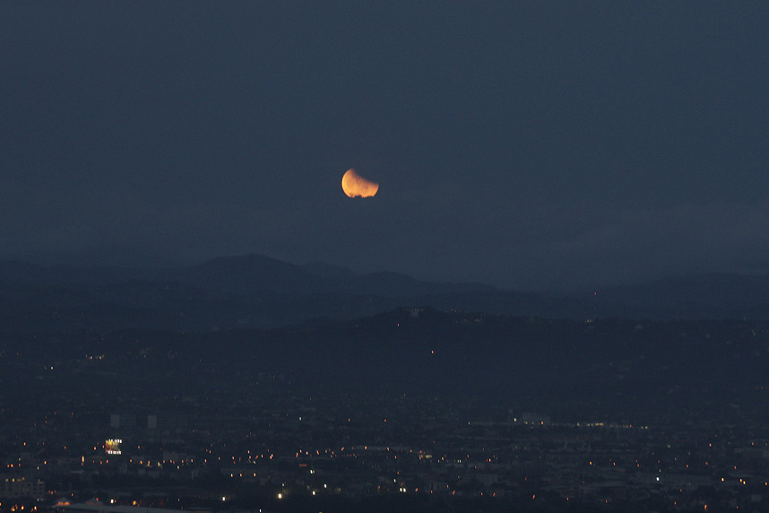 http://www.astro.cz/_data/images/news/2011/11/23/184_partial-lunar-eclipse-by-erika-valdueza.jpg