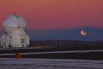 Zatm�n� M�s�ce ve st�nu Zem� v srpnu 2008 z observato�e Paranal. Foto: ESO.