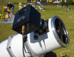 Speciální astronomická CCD kamera umístěná v primárním ohnisku dalekohledu.