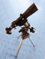 Zrcadlovka umístěná v primárním ohnisku dalekohledu. Fotografická sestava je umístěna na paralaktické montáži.