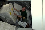 Astronaut André Kuipers se snaží z lodi vynést co nejvíce věcí před jejím možným odletem. Autor: ESA