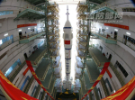 Raketa Dlouhý pochod opouští montážní halu. Autor: spaceflightnow.com