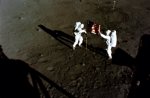 Vztyčení vlajky USA na Měsíci posádkou Apolla 11. Autor: NASA
