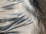 Tmavé svažující se pruhy na povrchu planety Mars
