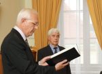 Prof. J. Drahoš předává cenu J. Grygarovi 23. 10. 2012 Autor: Akademie věd ČR
