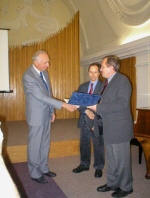 Antonín Rükl (vlevo) při předání ceny Littera astronomica v r. 2004. Autor: ČAS.