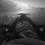 Opportunity a její stín na okraji kráteru Endurance Autor: NASA/JPL/Cornell