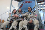 Posádka Sojuzu TMA-08M u simulátoru ve Hvězdném městečku. Zleva A. Misurkin, P. Vinogradov a Ch. Cassidy Autor: NASA