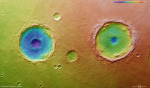 Dvojice kráterů na Marsu vyfotografovaná sondou Mars Autor: ESA