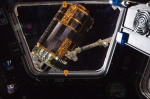 Loď HTV-3 zachycená robotickou paží za oknem v červenci 2012 Autor: NASA