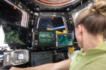 Americká astronautka Karen Nybergová řídí robotickou paži ze staniční pozorovatelny Autor: NASA
