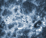 Snímek aktivní oblasti na Slunci v oboru UV záření pořídila družice IRIS Autor: NASA