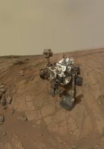 Z několika desítek snímků roveru Curiosity se letos na jaře podařilo poskládat tento unikátní autoportrét vozítka Autor: NASA
