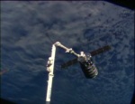 Cygnus na konci robotické paže Autor: TV NASA