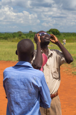 Pozorování zatmění Slunce v Ugandě. Autor: Petr Horálek.