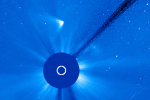 Detailní záběr na zbytky komety ISON. Autor: SOHO, NASA/ESA.