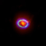Složený snímek pozůstatků po explozi supernovy SN 1987A (ALMA, HST, Chandra) - ESO1401 Autor: ALMA (ESO/NAOJ/NRAO)/A. Angelich. Visible light image: the NASA/ESA Hubble Space Telescope. X-Ray im