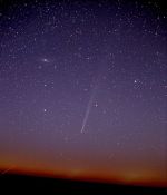 Kometa C/2004 F4 (Bradfield) u M31 Autor: TheStarmon, Wikipedia