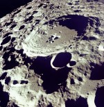 Krajina na odvrácené straně Měsíce z Apolla 11. Naskytne se již brzy podobný pohled i turistům okny Sojuzu? Autor: NASA