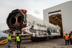 Leden 2014, raketa Antares opouští montážní halu a vydává se na start. Dva motory AJ26, tvořící první stupeň, jsou krásně patrné. Autor: Orbital Sciences Corp.