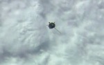 Nesouměrný Sojuz bez jednoho solárního panelu při příletu ke stanici Autor: Spaceflightnow.com/TV NASA