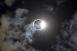 25.08.2017 - Diamantový prsten na zamračené obloze