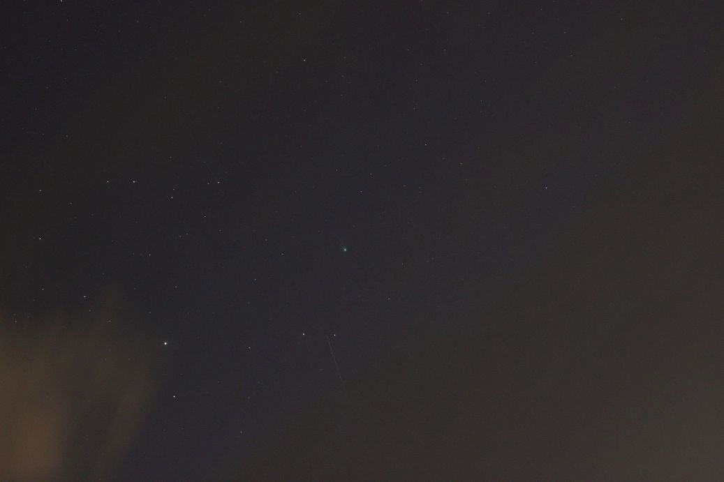 Kometa 12P na soumračném nebi