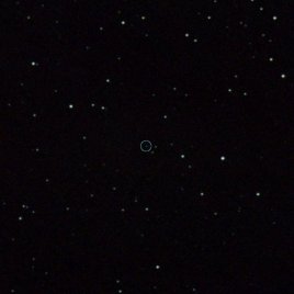Snímek trpasličí planety (136108) Haumea v souhvězdí Pastýře.