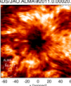 Mozaika sluneční skvrny, která byla pozorována interferometrem ALMA 18. prosince 2015. Vlevo je obraz s plným interferometrickým rozlišením, vpravo pak po zhlazení, takže odpovídá předpokládanému vzhledu anténou AtLAST. Vlevo dole jsou pro srovnání velikosti rádiového svazku (která diktuje prostorové rozlišení) pro AtLAST (nepřerušovaná čára) a pro ALMU (přerušovaná čára) v jednoanténní neinterferometrické konfiguraci.