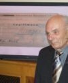 Autor: Petr Sobotka - Pavel Mayer při předávání Nušlovy ceny 2009 ukazuje svou členskou legitimaci podepsanou osobně prof. Nušlem