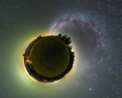 Autor: Petr Horálek. - Malá planeta Grúň s zeleným airglow a obloukem Mléčné dráhy.
