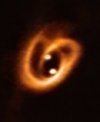 Autor: ALMA (ESO/NAOJ/NRAO), Alves et al. - Kosmický preclík - dvojhvězda BHB2007 v mlhovině Barnard 59